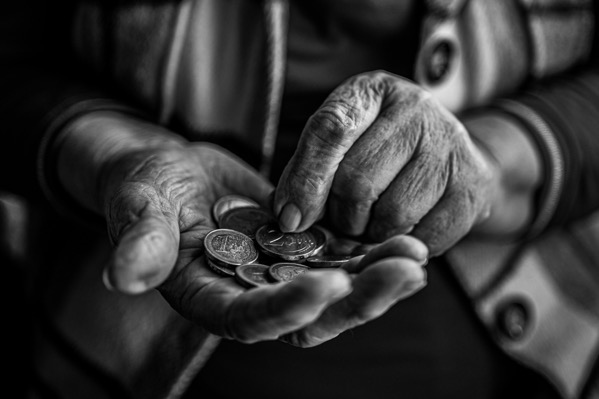 Hands of an older person counting out coins. Landsmann zxKlxvN5ZSg unsplash.